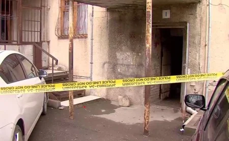 შვილმა მამა 12 წლის ძმის თანდასწრებით მოკლა და ეზოში გაიქცა, მერე უცებ სახლში მიბრუნდა და იქ ელოდებოდა პოლიციელებს – გლდანში მომხდარი გამაოგნებელი დანაშაულის ახალი დეტალები