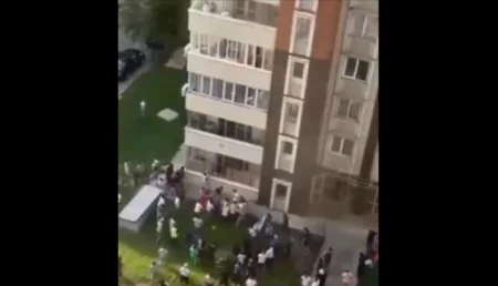 (ვიდეო) მშობლები შვილებს ფანჯრიდან ყრიდნენ და თვითონაც ხტებოდნენ – ვრცელდება შოკისმომღვრელი კადრები